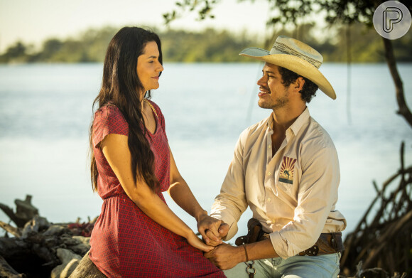 Tadeu engatou namoro com Zefa, na novela 'Pantanal', e incomoda Filó: 'Eu quero sabê o que é que tá acontecêno entre ocês dois'