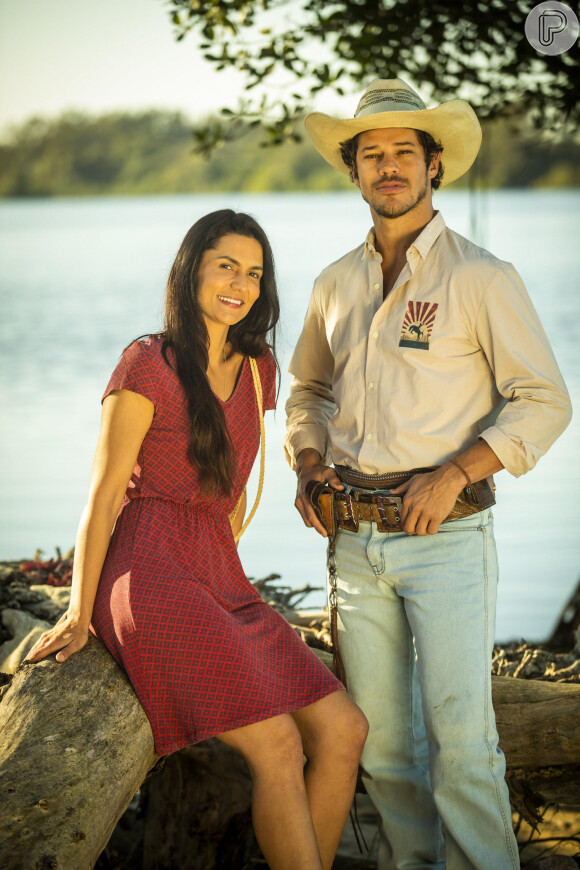 Zefa conta a Filó que gostaria de casar com Tadeu, na novela 'Pantanal'
