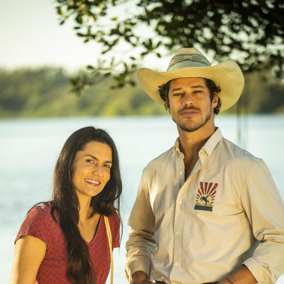 Zefa conta a Filó que gostaria de casar com Tadeu, na novela 'Pantanal'