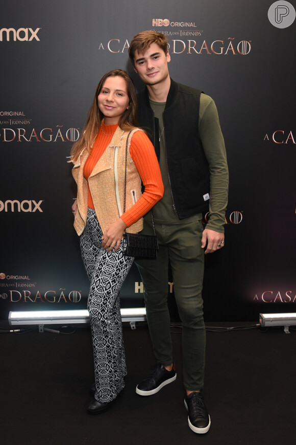 João Assunção e a namorada, Giovanna Vieira, marcaram presença no lançamento da série 'A Casa do Dragão', da HBO Max