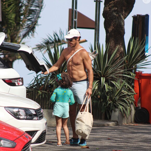 Rafa Kalimann e José Loreto foram flagrados na praia na última sexta-feira (29)