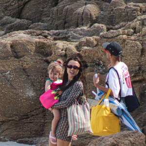 Rafa Kalimann e José Loreto foram à praia acompanhados da sobrinha da influenciadora e da filha do ator