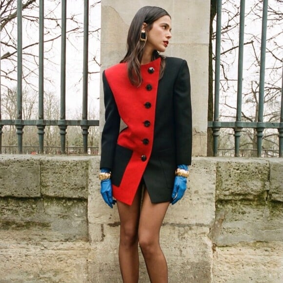 Bruna Marquezine é fã de peças estruturadas e com cor, como esse look usado por ela em Paris