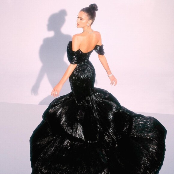 Bruna Marquezine escolheu vestido preto com volume Ashi Studio