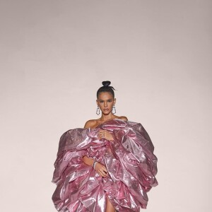 Bruna Marquezine surgiu poderosa em look BCALLA em rosa metalizado