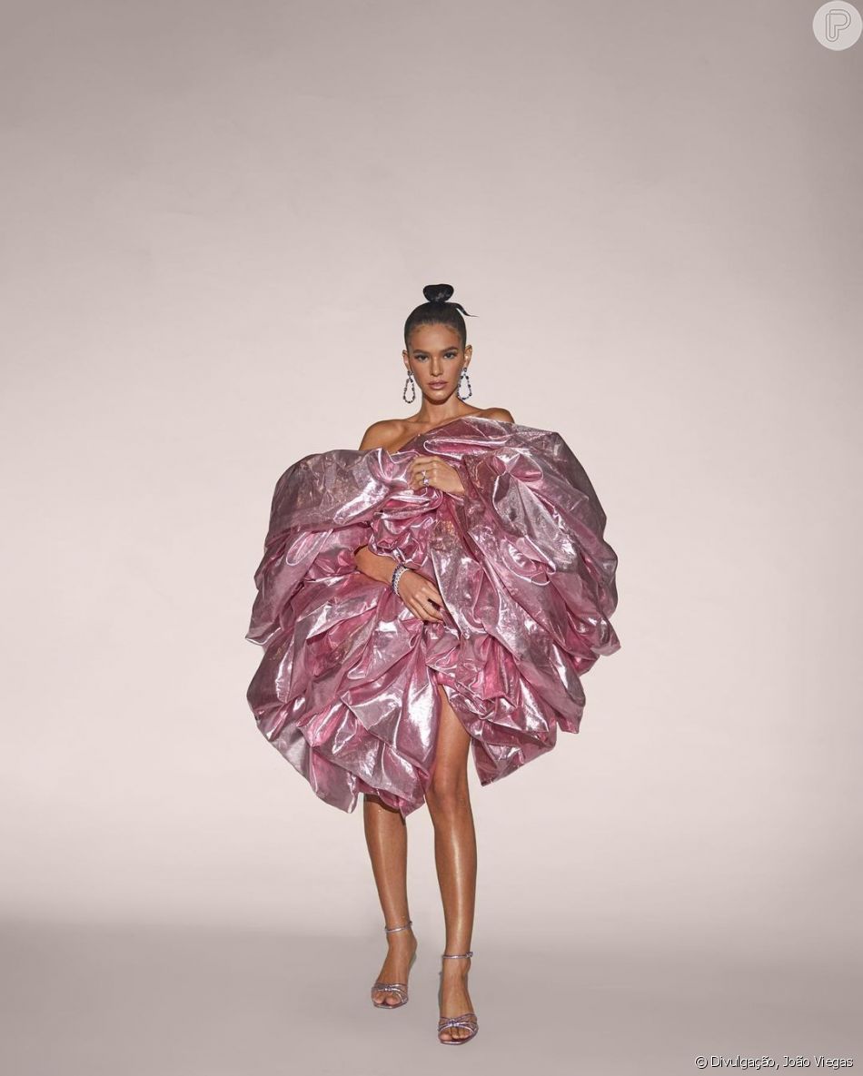 Bruna Marquezine surgiu poderosa em look BCALLA em rosa metalizado