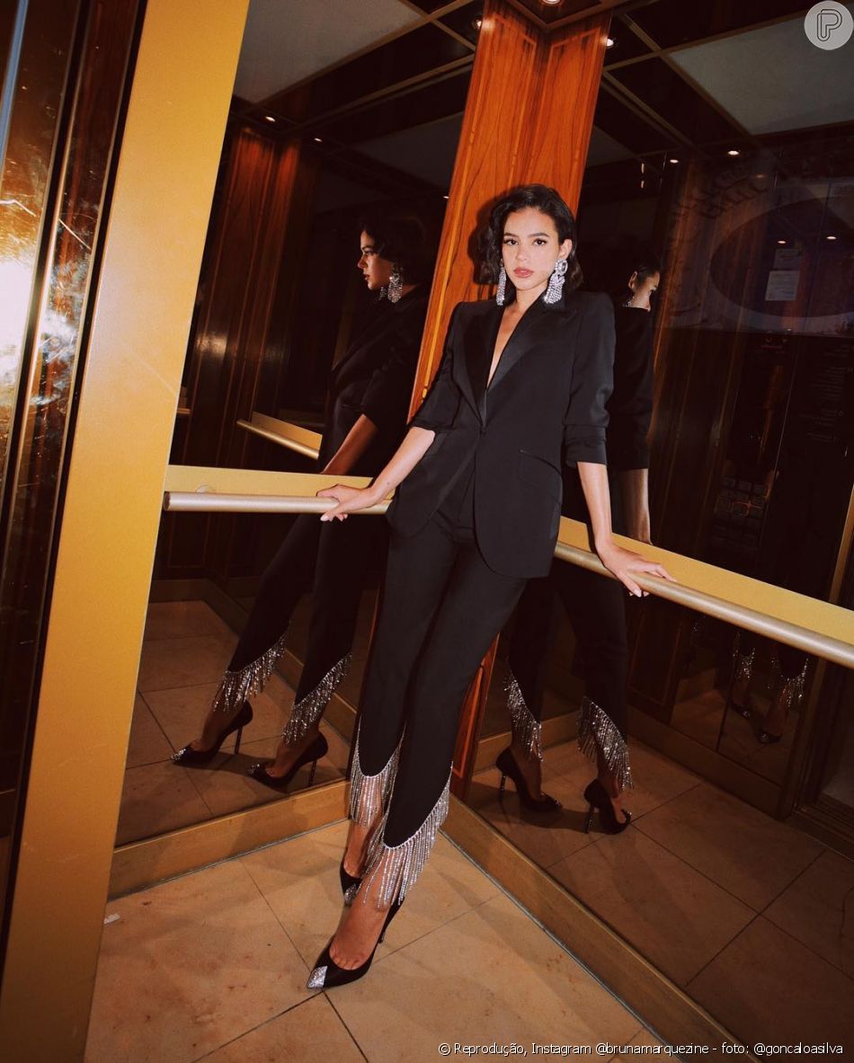 Bruna Marquezine elegeu calça com franjas prateadas e garantiu um visual marcante