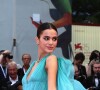 Vestido azul com degradê e capa foi aposta de Bruna Marquezine também no Festival de Cannes