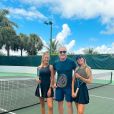 Roberto Justus postou uma foto com duas mulheres após uma partida de tênis