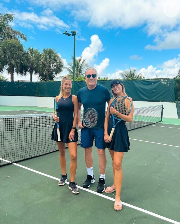 Roberto Justus postou uma foto com duas mulheres após uma partida de tênis