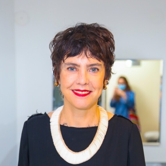 Adriana Calcanhotto teria ficado desconfortável por aparecer nas páginas de fofoca e de celebridades por conta do namoro com Maitê Proença