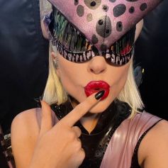 A cantora Lady Gaga surgiu usando diferentes cores do Atomic Shake Long Lasting Liquid Lipstick em fotos recentes