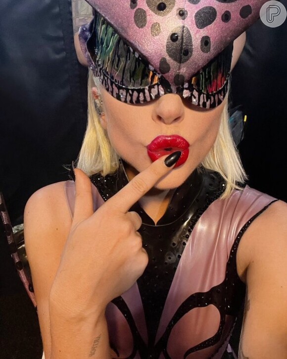 A cantora Lady Gaga surgiu usando diferentes cores do Atomic Shake Long Lasting Liquid Lipstick em fotos recentes