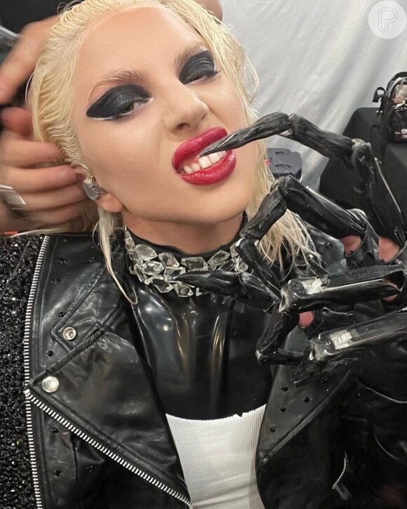 Lady Gaga inclui os produtos de sua linha de maquiagem nos visuais usados para sua turnê nos EUA