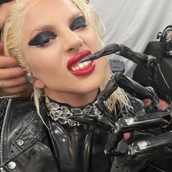 Lady Gaga inclui os produtos de sua linha de maquiagem nos visuais usados para sua turnê nos EUA