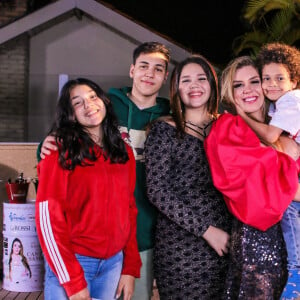 Simony recebeu homenagem emocionante dos filhos