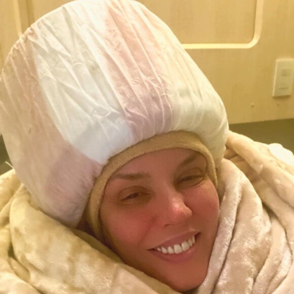 Simony está passando por sessões de quimioterapia
 