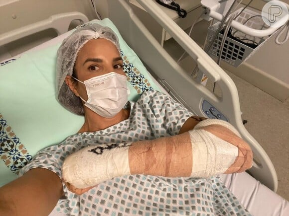 Ivete Sangalo publicou duas fotos na cama do hospital para comemorar a operação bem sucedida