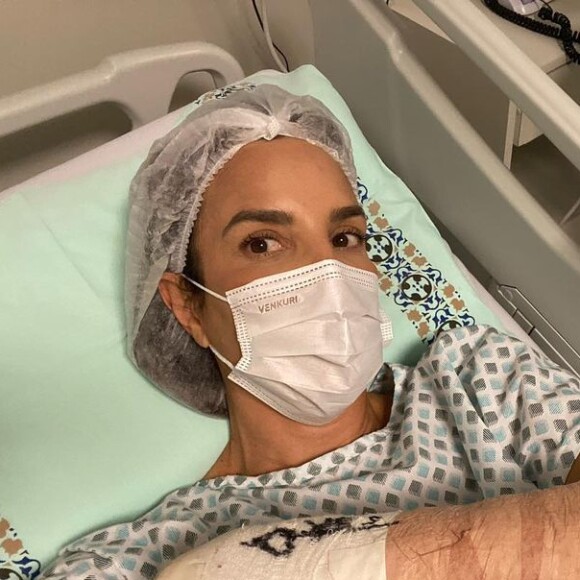 Ivete Sangalo publicou duas fotos na cama do hospital para comemorar a operação bem sucedida