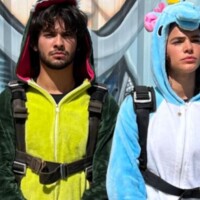 Química de milhões! Bruna Marquezine e Xolo Maridueña vestem pijamas para pular juntos de paraquedas