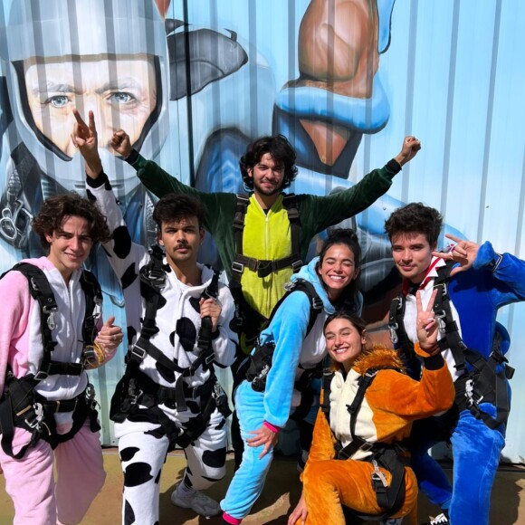Na imagem, Bruna aparece ao Xolo Maridueña, que está passando uma temporada com a artista no Brasil