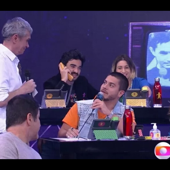 No 'Altas Horas', Arthur Aguiar contou que ainda não gastou o dinheiro do 'BBB'