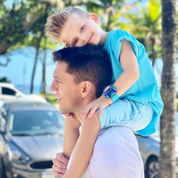 Amaury Nunes fez um desabafo em sua rede social e alfinetou Karina Bacchi