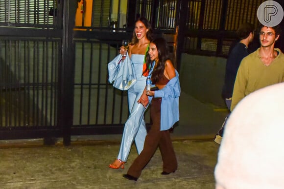 Bruna Marquezine foi fotografada com irmã de Manu Gavassi em show da cantora