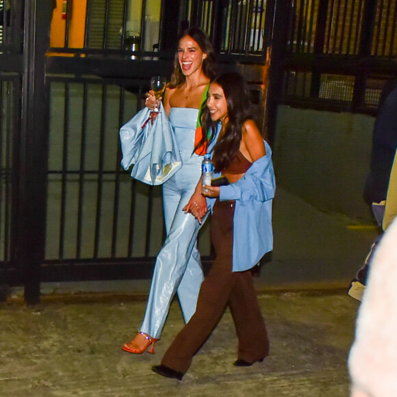 Bruna Marquezine foi fotografada com irmã de Manu Gavassi em show da cantora