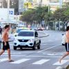 Jesuíta Barbosa e Cícero foram flagrados nesta segunda-feira (15) em uma praia no Rio