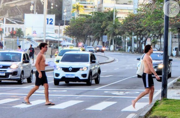 Jesuíta Barbosa e Cícero foram flagrados nesta segunda-feira (15) em uma praia no Rio