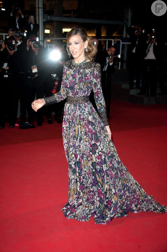 Sarah escolheu um vestido colorido para ir ao festival de Cannes, no Sul da França, em maio de 2011