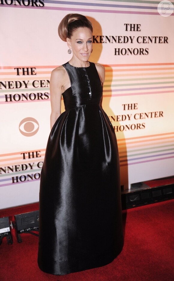 Sarah apostou em um vestido preto nada convencional para um evento de gala que aconteceu em Washington em dezembro de 2011