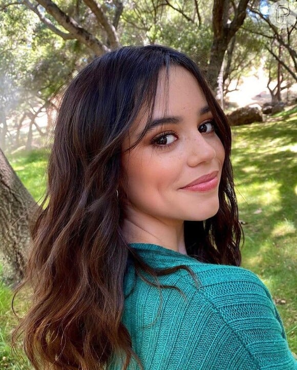 Jenna Ortega tem somente 19 anos, mas já participou de produções de sucesso como "Homem de Ferro 3" (2013), "You" (2018) e "Jane the Virgin" (2015)
