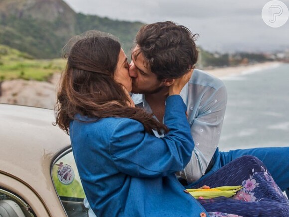 Rafael (Marco Pigossi) e Sandra (Isis Valverde) estão noivos e apaixonados, em 'Boogie Oogie'