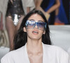 Óculos de sol com lente azul degradê: esse acessório fica poderoso em look de Primavera-Verão