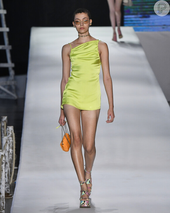 O look com tamancos, bolsa minimalista e óculos coloridos reúne tendências para Primavera-Verão 2023