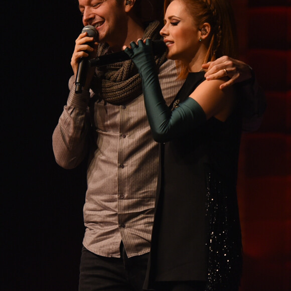 Sandy e Lucas Lima entoaram o hit 'Areia'; artista subiu ao palco com um cachecol feito pela sogra, Noely