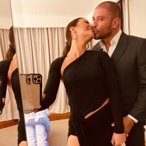 Paolla Oliveira e Diogo Nogueira: casal troca um beijinho na boca, enquanto a mão boba do sambista posa discretamente sobre a coxa da namorada