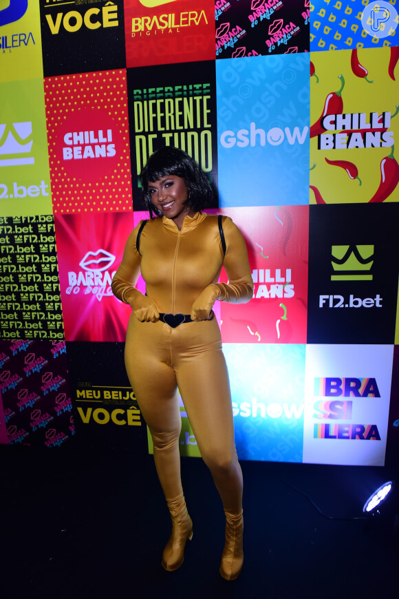 Ex-BBB Jessi Alves prometeu beijar na boca na festa de Viih Tube