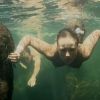 Paolla Oliveira aparece nadando nua em uma cachoeira