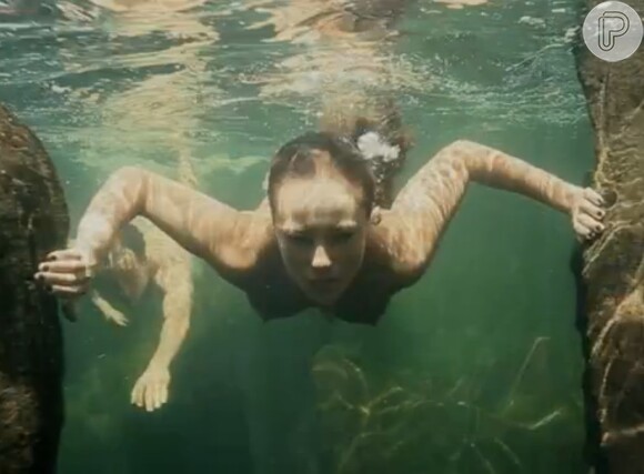 Paolla Oliveira aparece nadando nua em uma cachoeira