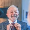 Foto de Lula arrumando a gravata ganhou versão divertida na web