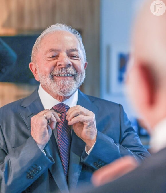 Foto de Lula arrumando a gravata ganhou versão divertida na web
