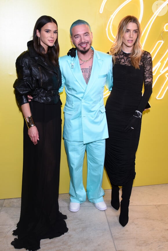 Bruna Marquezine posa com o cantor colombiano J Balvin e a namorada dele, Valentina Ferrer