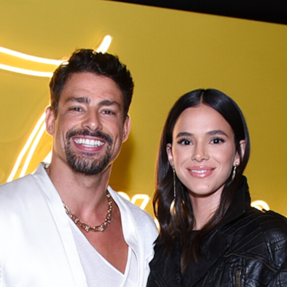 Bruna Marquezine elegeu look preto para evento de joalheria em São Paulo: a atriz posou com Cauã Reymond no local