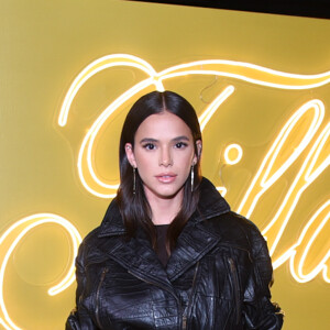 Bruna Marquezine escolheu look de Inverno all black com joia avaliada em mais de R$ 13 mil