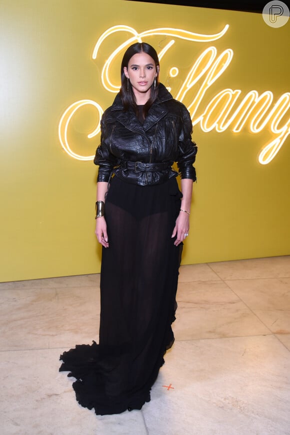 Bruna Marquezine escolheu look de Inverno all black com joia avaliada em mais de R$ 13 mil
