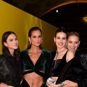 Bruna Marquezine posa com Izabel Goulart, Camila Queiroz e Celina Locks no evento de moda