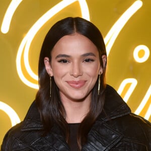 Bruna Marquezine combinou jaqueta a vestido com transparência em look de frio